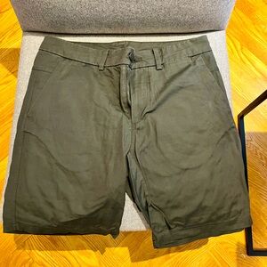 like new. 9in Commission Shorts, military green 32w